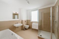 Badezimmer mit Dusche und Badewanne