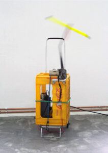 Frederik Foert, Hitchhiking Hick Up, 2005, Colakiste, Trolley, Scheibenwischermotor, Kindertrö-te (Foto The Coop Galerie)